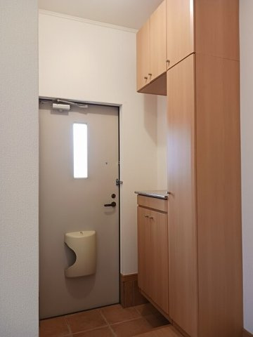 【玄関】 | グランディール　Ａ | 収納もある玄関です