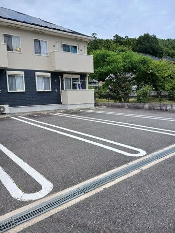 テラース磯上Ｃの駐車場|カースペースがあります