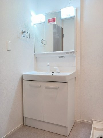【洗面所】 | ロイヤルガーデン　フーア　Ａ | ゆったりとスペースのある洗面所
