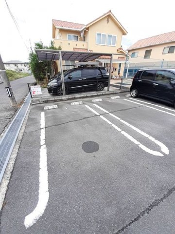 【駐車場】 | メローライフ　Ｄ | 駐車場があるので、車を買う予定の方も安心です