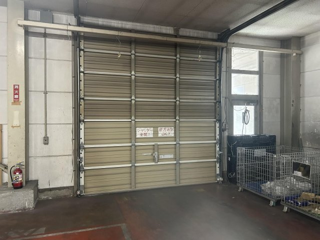 瀬戸内市長船町　貸工場の設備|搬入口シャッター 