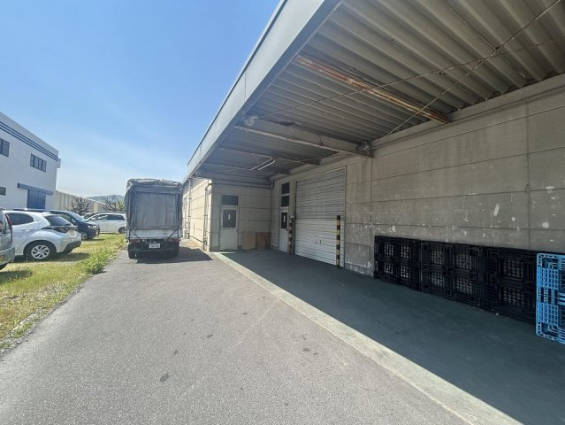 瀬戸内市長船町　貸工場のその他|搬入出に便利な屋根付き荷捌きスペース 