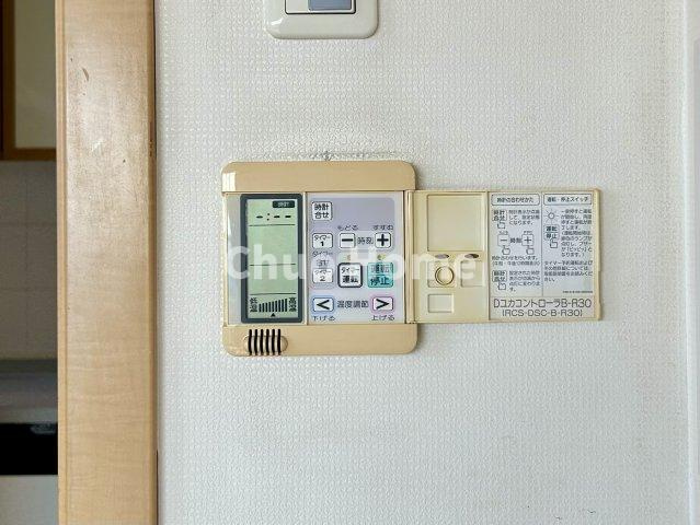 キャナルワーフタワーズウエストの冷暖房・空調設備|【床暖房】冬は足元から暖めてくれる床暖房はエアコンとは違って埃が舞いませんので健康にも良さそうですね。
