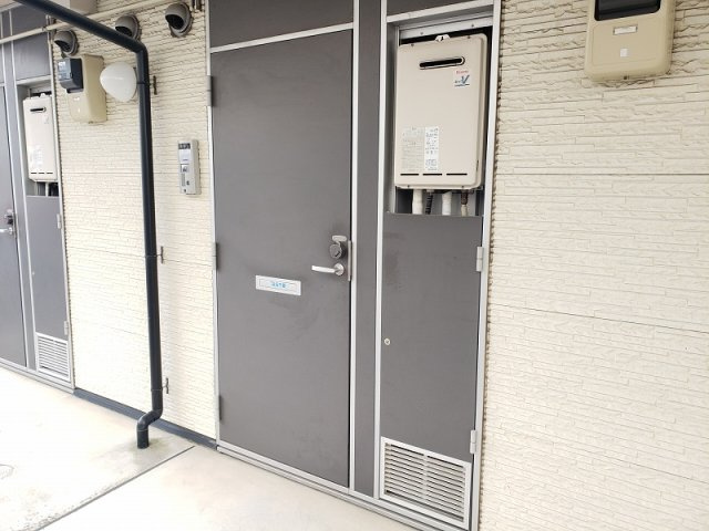 レオパレスシンメイ加須の玄関