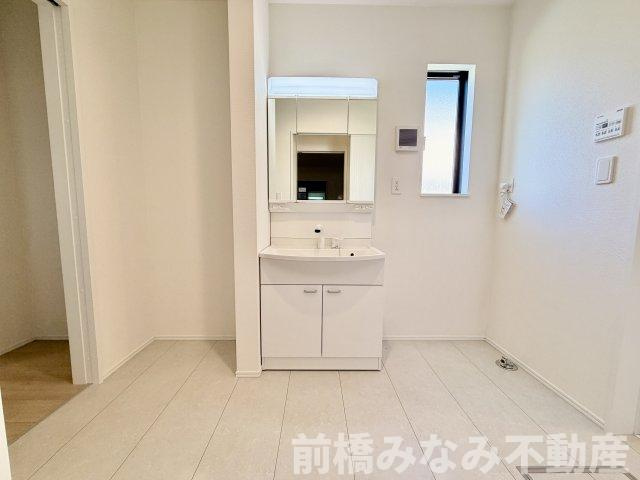 【新築平屋】前橋市朝倉町２丁目　限定１棟　ハートフルタウン　新築建売の独立洗面台|独立洗面台で身支度をすべて済ませてしまいましょう