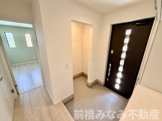 【新築平屋】前橋市朝倉町２丁目　限定１棟　ハートフルタウン　新築建売の玄関|明るい玄関です