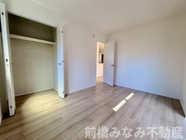 【新築平屋】前橋市朝倉町２丁目　限定１棟　ハートフルタウン　新築建売の洋室|明るい洋室です