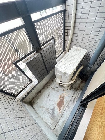 尼崎市武庫川町４丁目のアパートのバルコニー