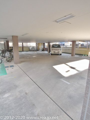 メゾン・ヤナセの駐車場