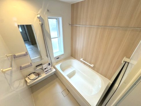 新築建売　清和４丁目２号の浴室|窓付きのお風呂です