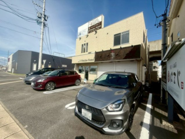 スミックスホームビルの駐車場