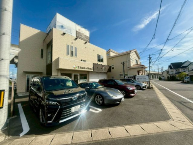 スミックスホームビルの駐車場