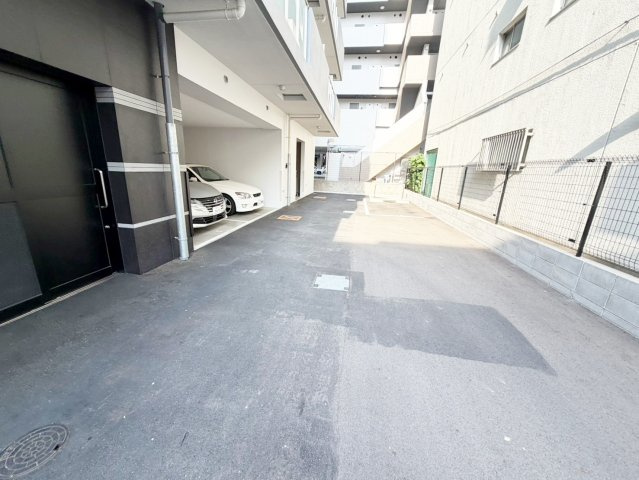アルティザ江坂の駐車場