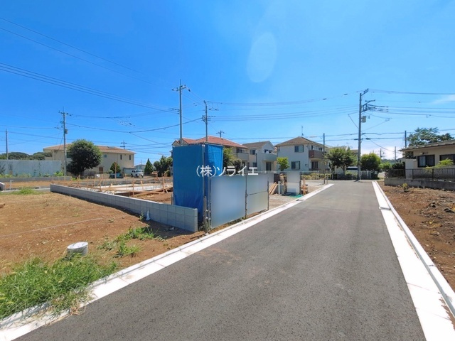 所沢市中富　全13棟　新築戸建　リーブルガーデンの前面道路含む現地写真