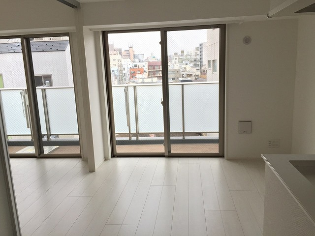 フォースター浅草今戸の内装|明るい室内です