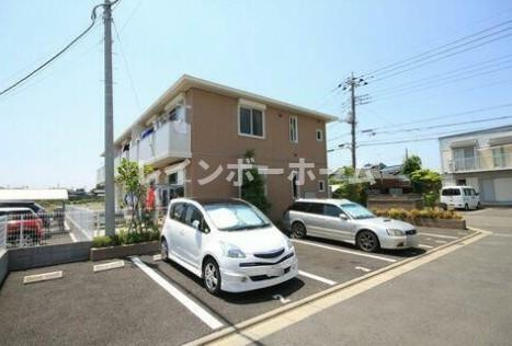 クロワールの駐車場