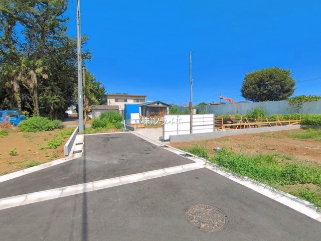 所沢市中富　全13棟　新築戸建　リーブルガーデンの前面道路含む現地写真