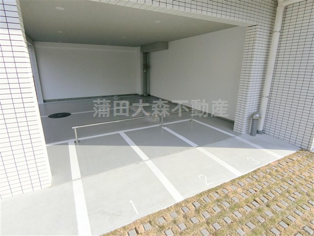 ドゥーエ大鳥居WESTの駐車場