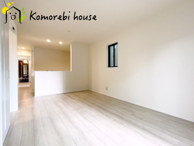 上尾市東今泉６番　新築一戸建て　ハートフルタウン　Aの居間・リビング|おしゃれな居間です