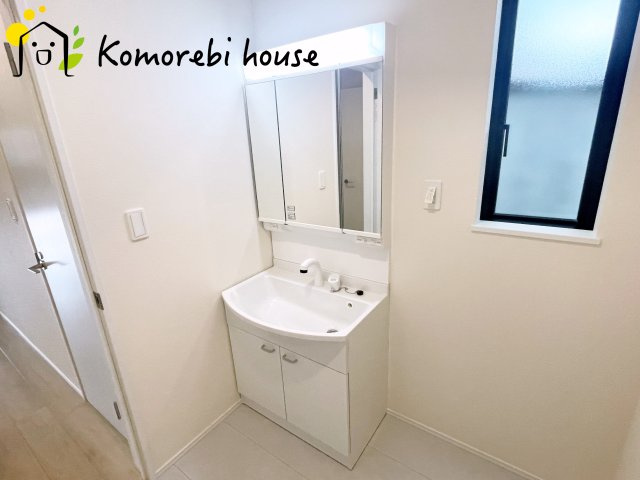 上尾市東今泉６番　新築一戸建て　ハートフルタウン　Aの独立洗面台|独立洗面台、小物を置くことができて便利です