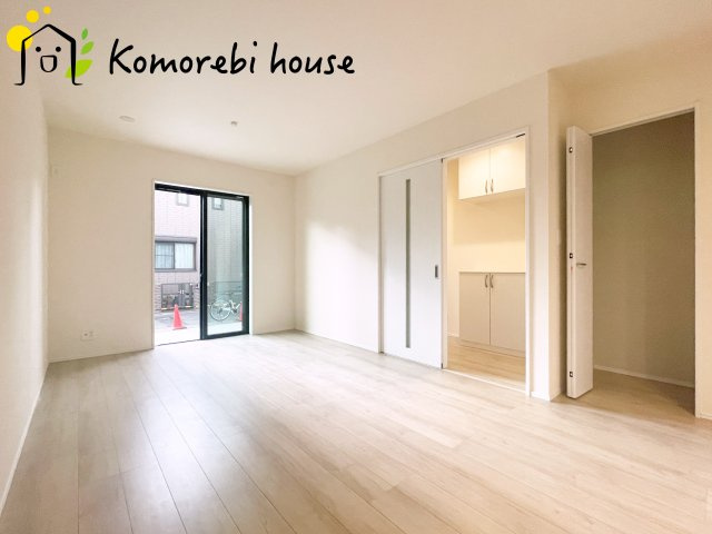 上尾市東今泉６番　新築一戸建て　ハートフルタウン　Aの居間・リビング|こちらのリビングで趣味の時間をお楽しみください