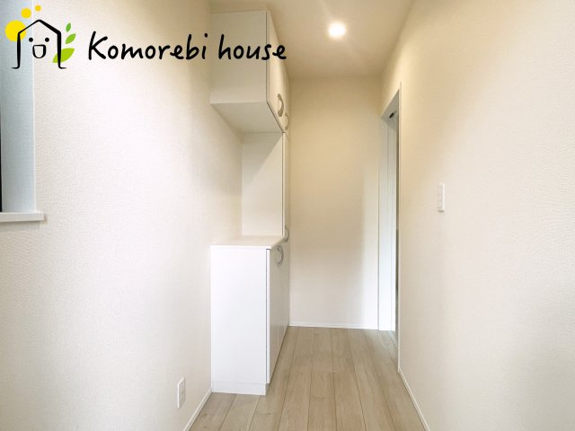 上尾市東今泉６番　新築一戸建て　ハートフルタウン　Aの玄関|明るい玄関です