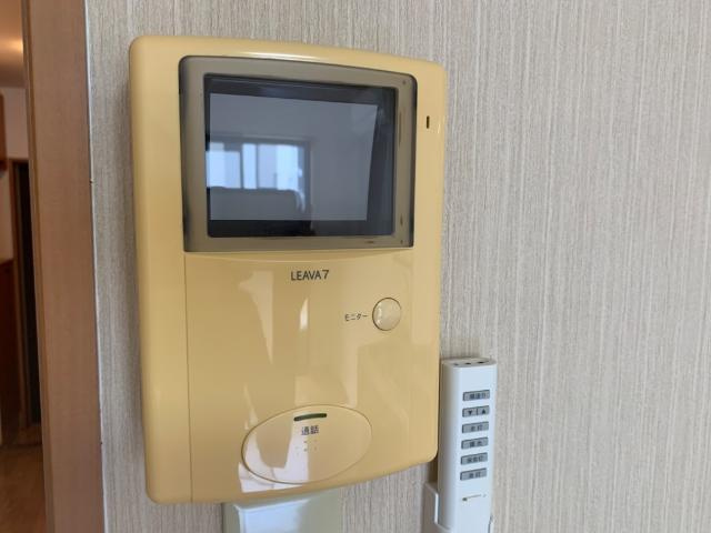 プラグレスの内装|カメラ付インターホン