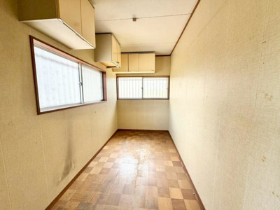 【玄関】 | 大野台５丁目　中古一戸建 | 玄関入ってすぐに大きな収納スペースがあります！季節の物やストック、家族の思い出も大切にしまっておけますね♪