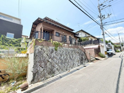 【前面道路含む現地写真】 | 大野台５丁目　中古一戸建 | 前面道路幅は約６mと広く、開放感がございます♪