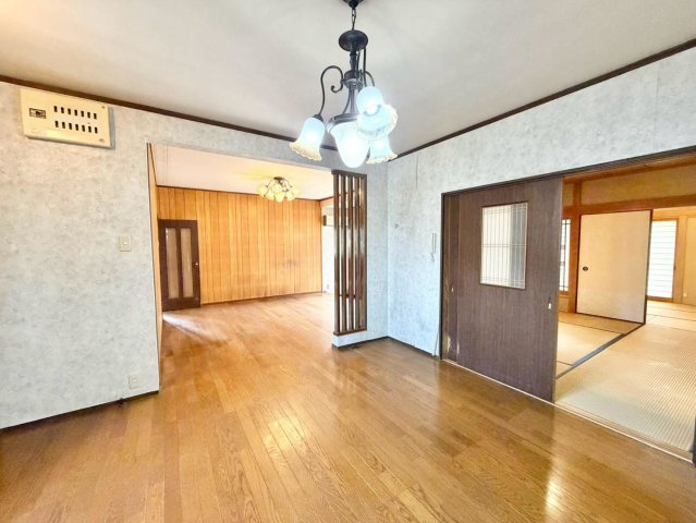 大野台５丁目　中古一戸建の内装|【ＬＤＫ約１９帖】ゆとりあるリビングは、ご家族の憩いの空間♪居心地の良い快適な安らぎの場所にもなりそうです♪