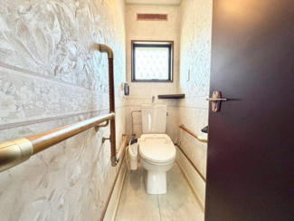 【トイレ】 | 大野台５丁目　中古一戸建 | 【手すり付きで安心のトイレ】温水洗浄便座ですので、寒い日も温かい便座で安心して使用していただけますよ♪