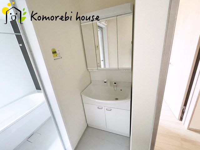 上尾市東今泉６番　新築一戸建て　ハートフルタウン　Cの独立洗面台|朝の身支度には欠かせない独立洗面化粧台