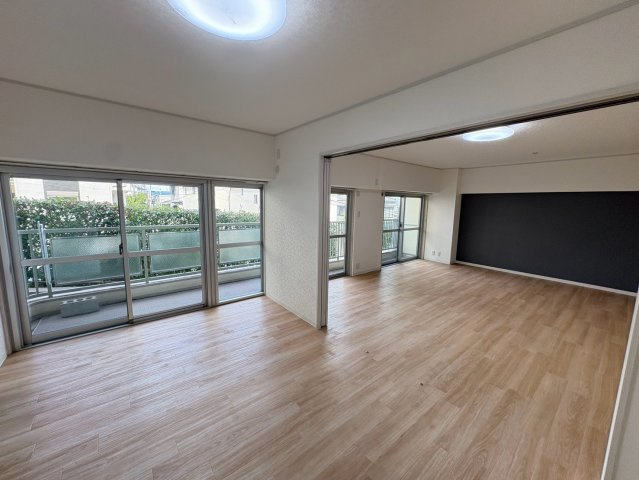 東急ドエル摩耶の居間・リビング|併設の洋室と合わせると23帖超えのLDKへと変貌します！