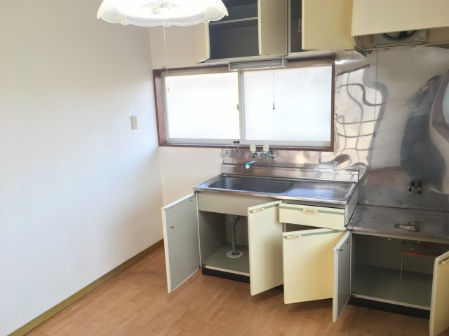 フラワーハイツのキッチン|コンパクトなキッチンで掃除もラクラク