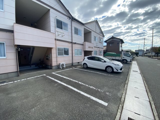 エステート一色の駐車場