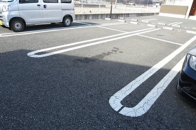 穂積Ⅰの駐車場|駐車場があるので、車を買う予定の方も安心です