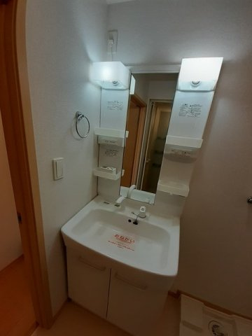 グレイスシティＢの洗面所|明るい洗面所です