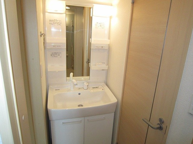 サンヴィレッジＥの洗面所|コンパクトで使いやすい洗面所