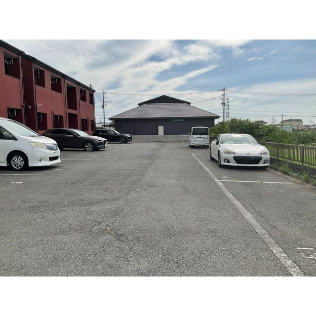 ジャストハイツAの駐車場|車をお持ちの方に嬉しい駐車場付きの物件です