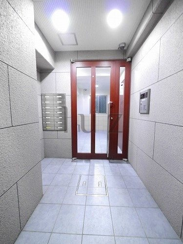 横浜市南区中村町３丁目の賃貸マンションのエントランス