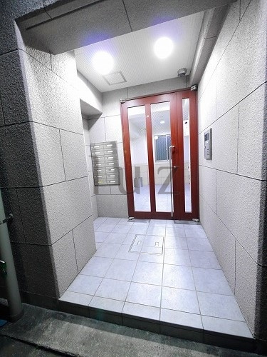 横浜市南区中村町３丁目の賃貸マンションのエントランス
