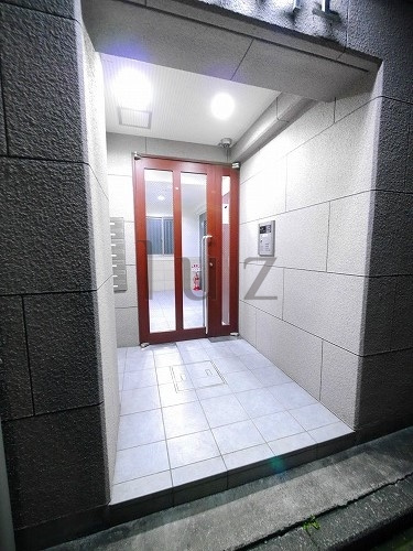 横浜市南区中村町３丁目の賃貸マンションのエントランス