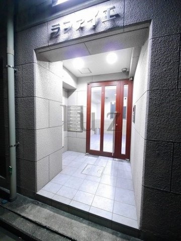 横浜市南区中村町３丁目の賃貸マンションのエントランス