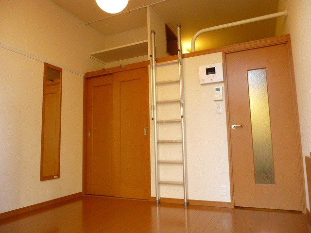レオパレスＭＩＥの居間・リビング|1階はフローリング、2階はじゅうたんです。