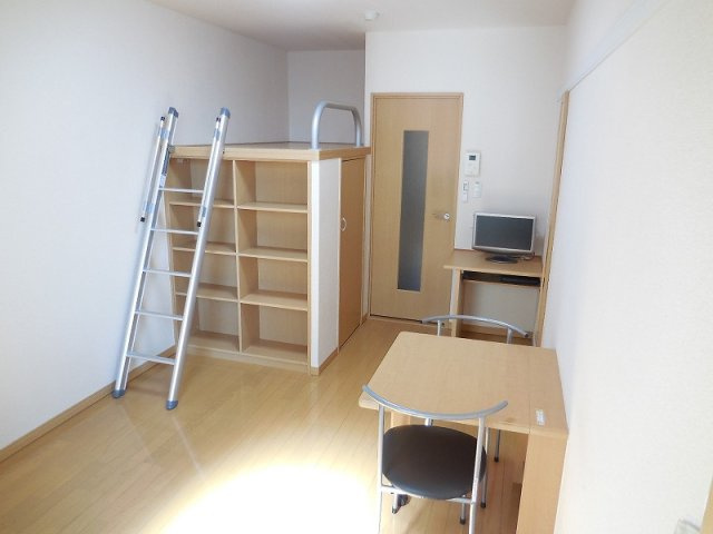レオパレスラ　ソワの居間・リビング|家具家電付き