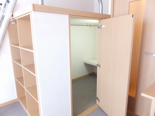 レオパレスラ　ソワの内装|1階はフローリング、2階はじゅうたんです。