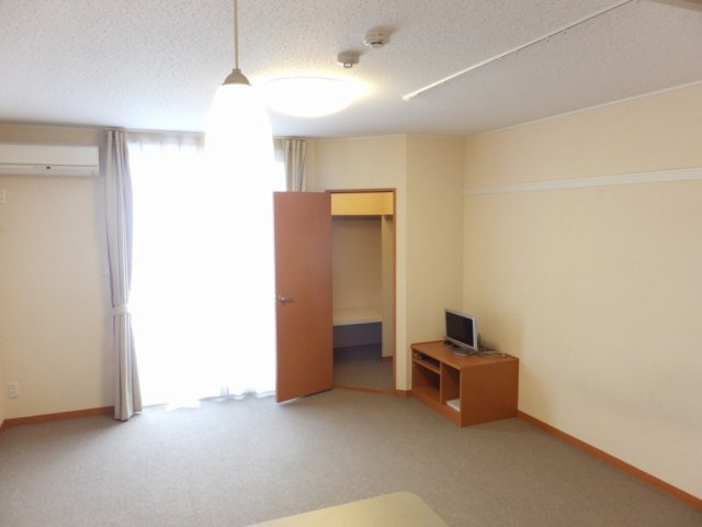 レオパレスボヌールパレの内装|1階はフローリング、2階はじゅうたんです。