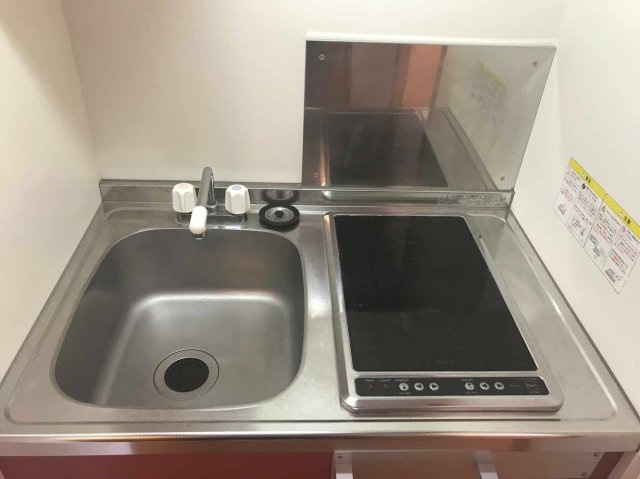 レオパレスモーニングライトⅡのキッチン|二口電気コンロはお手入れも簡単です