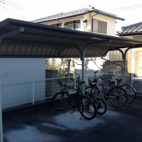 レオパレスエスト・リヴィエールのその他|屋根付き駐輪場です！