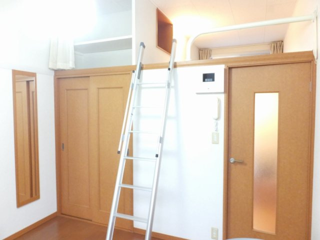 レオパレスコリーヌの内装|クローゼット